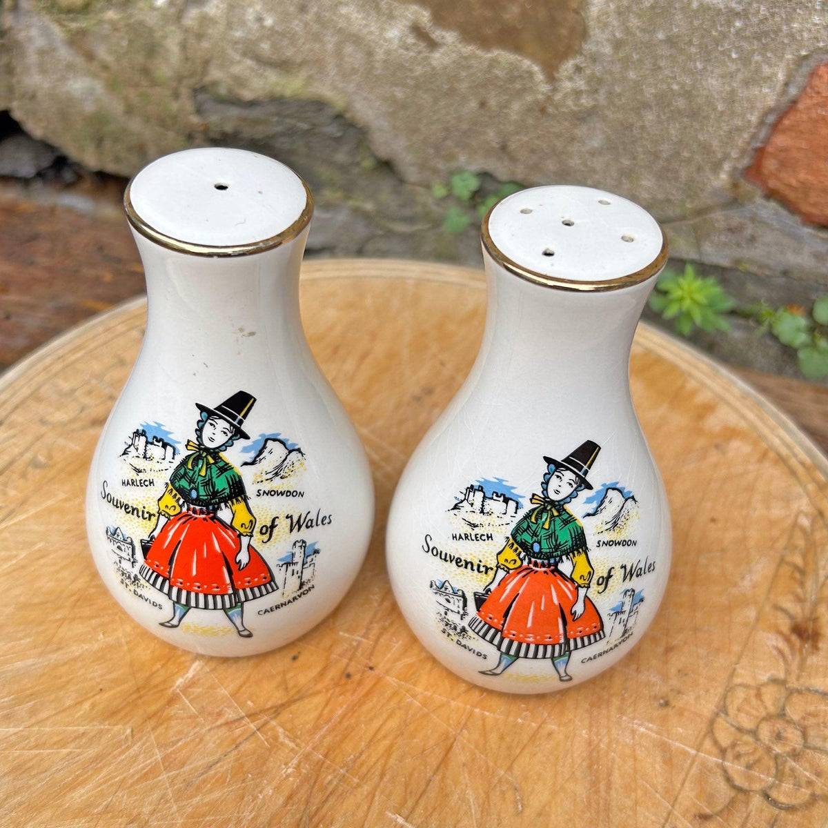 Ysgydwyr / Potiau - Halen a phupur - Welsh Lady - Hen Ffasiwn (Wedi'i Ail-law)