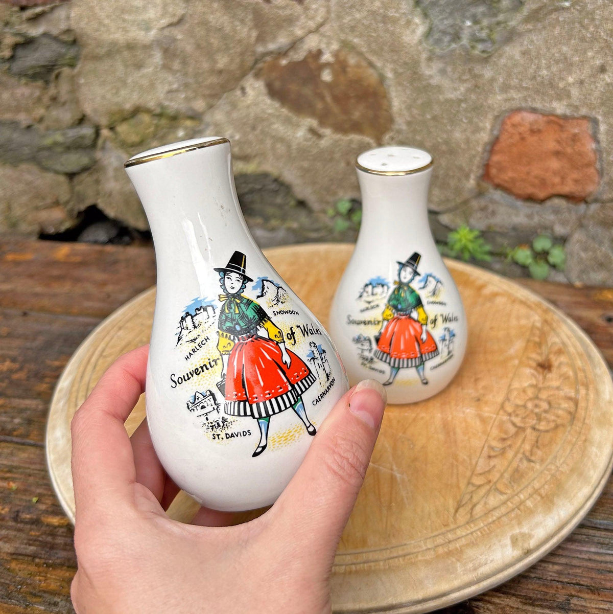 Ysgydwyr / Potiau - Halen a phupur - Welsh Lady - Hen Ffasiwn (Wedi'i Ail-law)