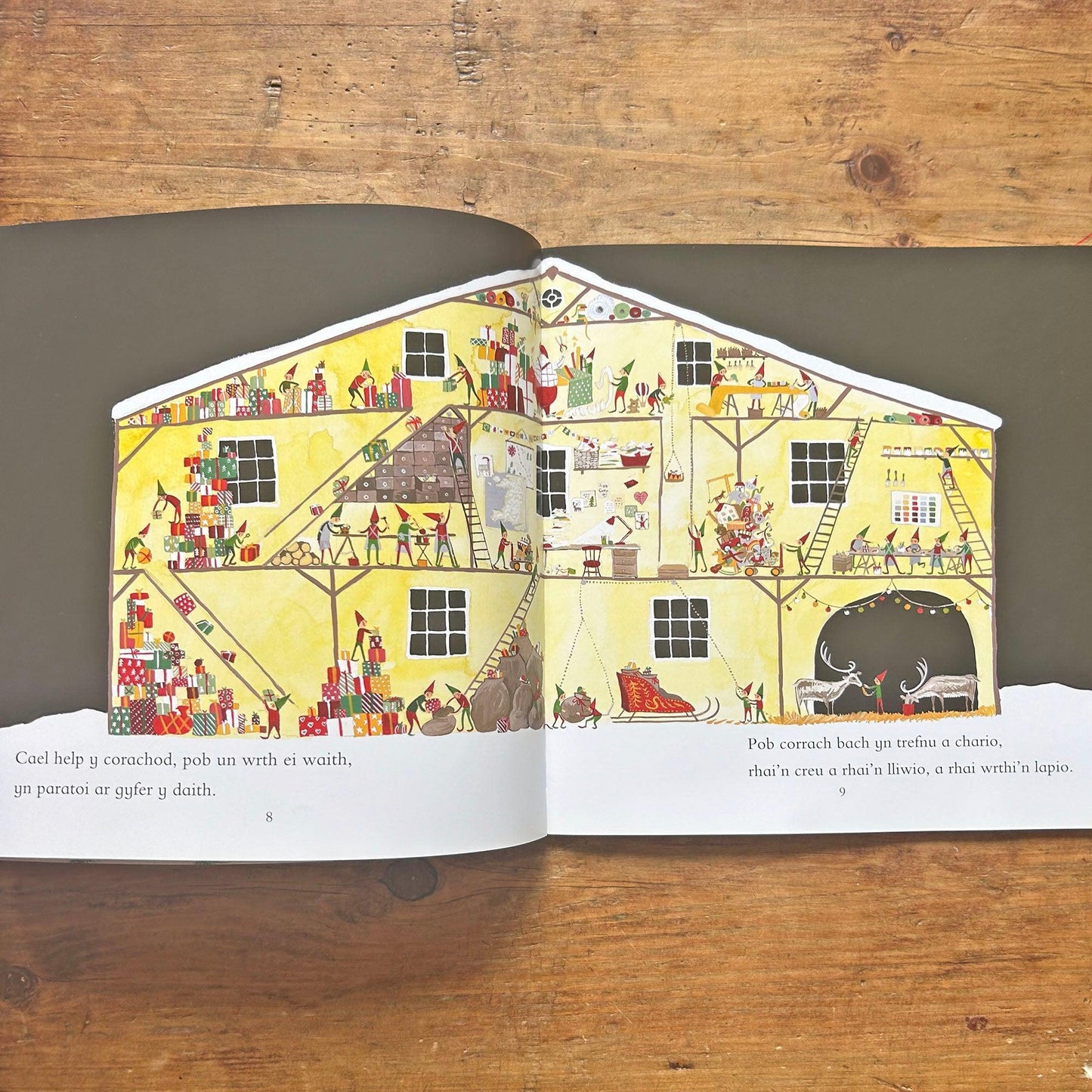 Siôn Corn a'r Anrheg Gorau Un - Tudur Dylan Jones & Valériane Leblond (Preloved)