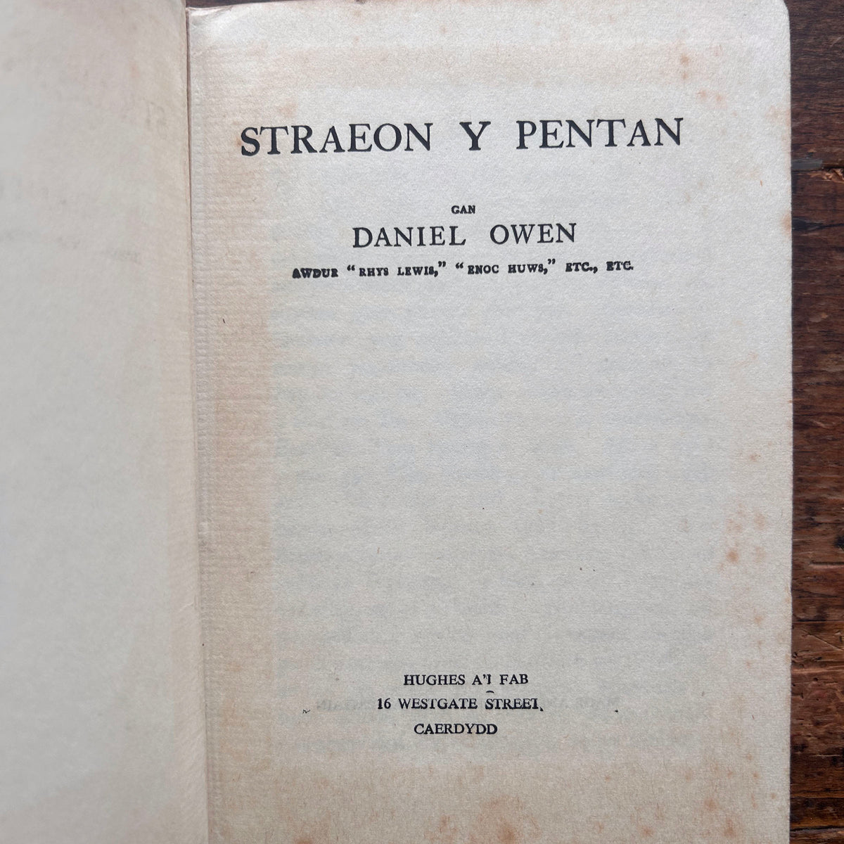Straeon y Pentan - Daniel Owen - Red (Preloved)
