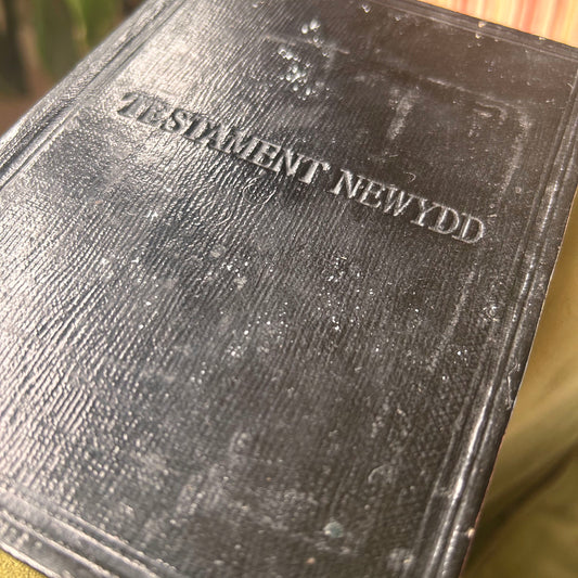 Testament Newydd - Welsh Antique Bible (Preloved)