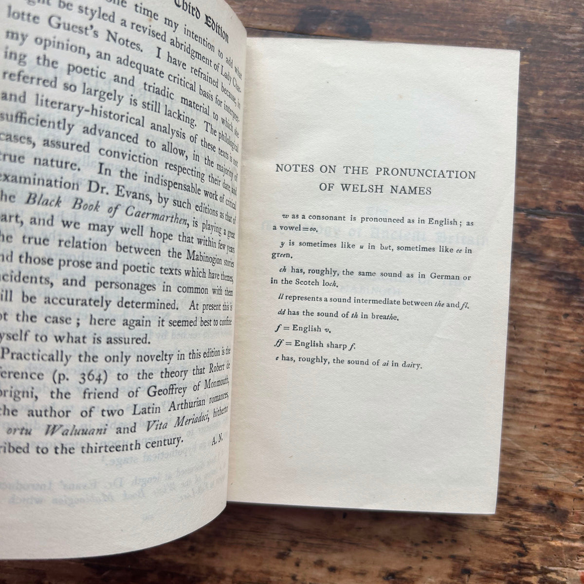 Y Mabinogion - Lady Charlotte Guest - Hen Ffurflen 1910 (Wedi'i Ail-garu)