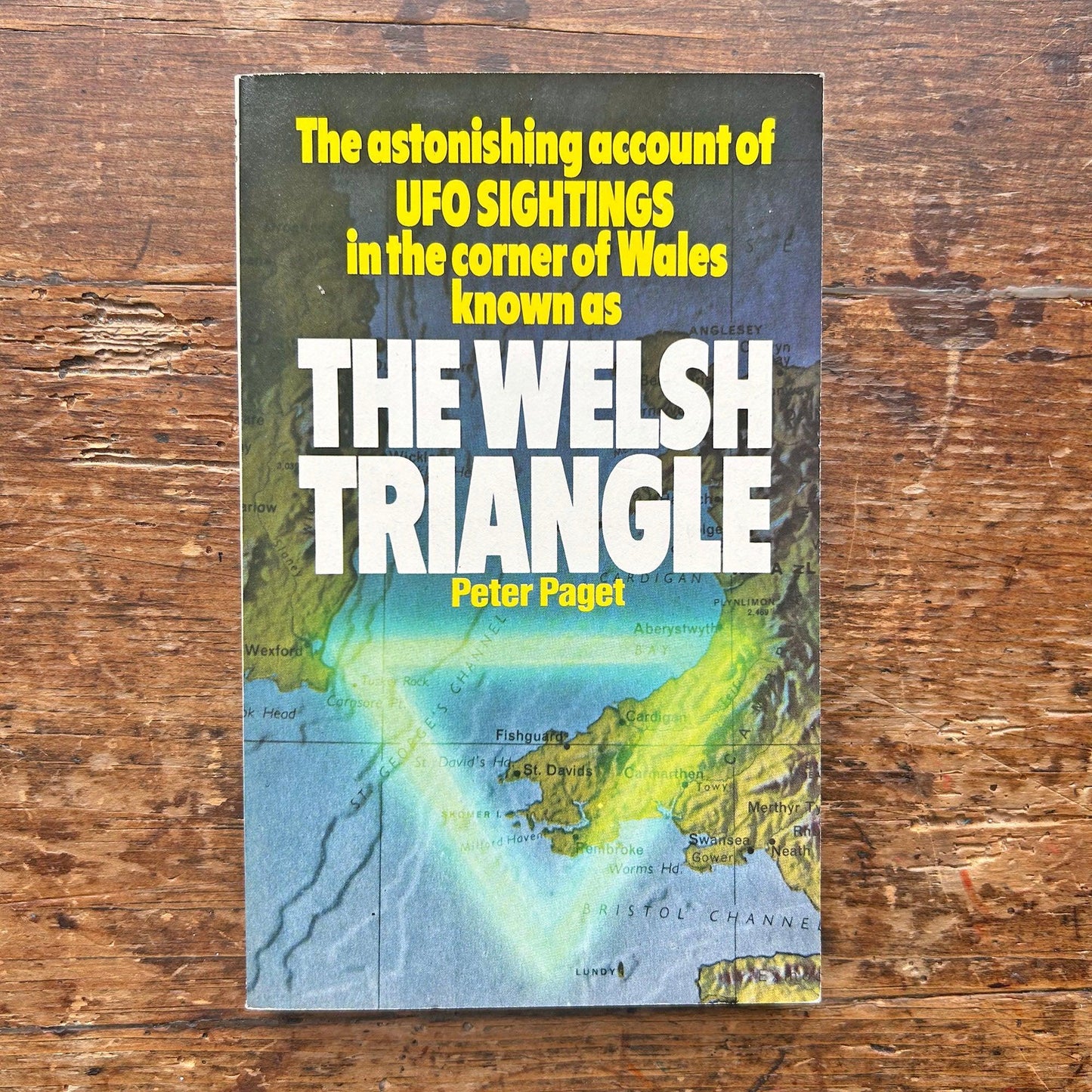Triongl Cymru - UFOs yng Nghymru - Peter Paget (Wedi'i Garu ymlaen llaw)