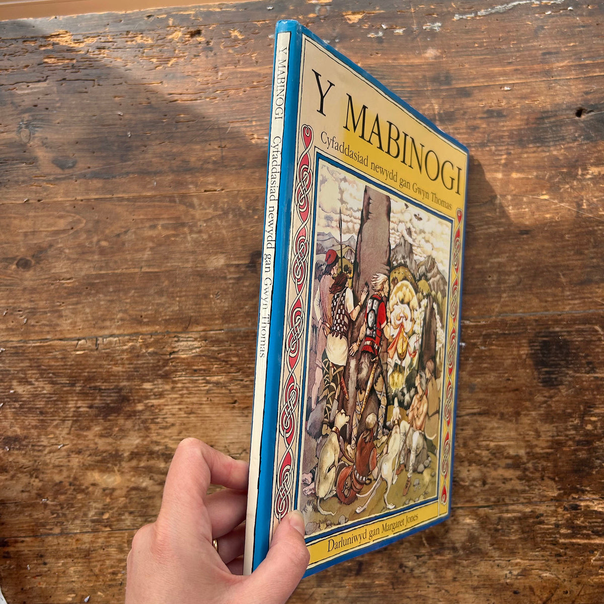 Y Mabinogi - Welsh Language Illustrated - Gwyn Thomas & Margaret Jones 1984 (Preloved)