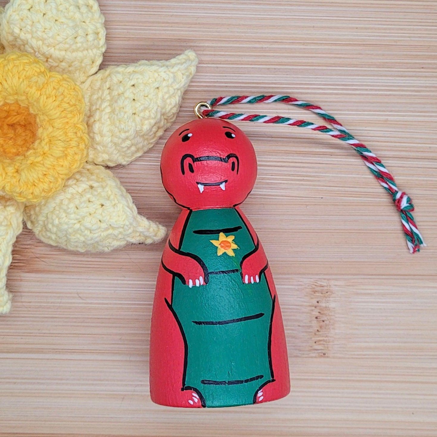 Addurn Crog - Dol Peg wedi'i Beintio - Y Ddraig Goch