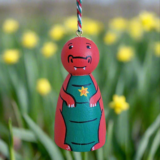 Addurn Crog - Dol Peg wedi'i Beintio - Y Ddraig Goch