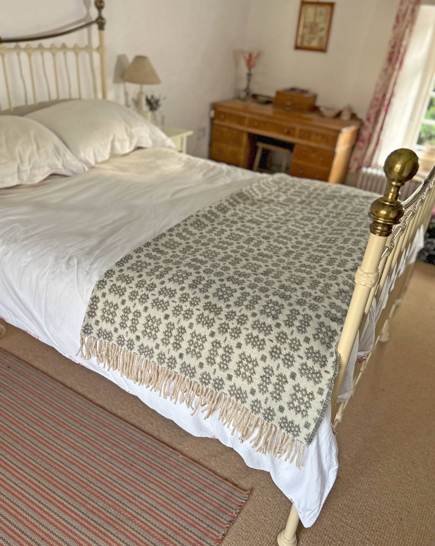 Throw / Blanket - Welsh Tapestry / Carthen Ysgafn - Caernarfon - 100% Wool - Light Grey - Quarry