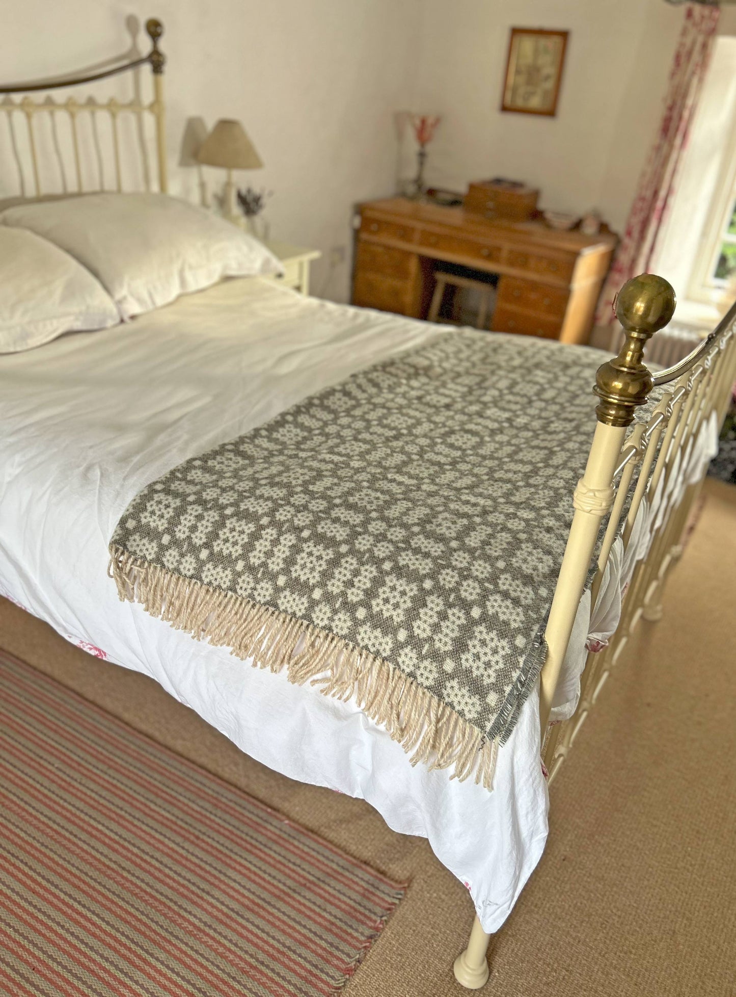 Throw / Blanket - Welsh Tapestry / Carthen Ysgafn - Caernarfon - 100% Wool - Light Grey - Quarry