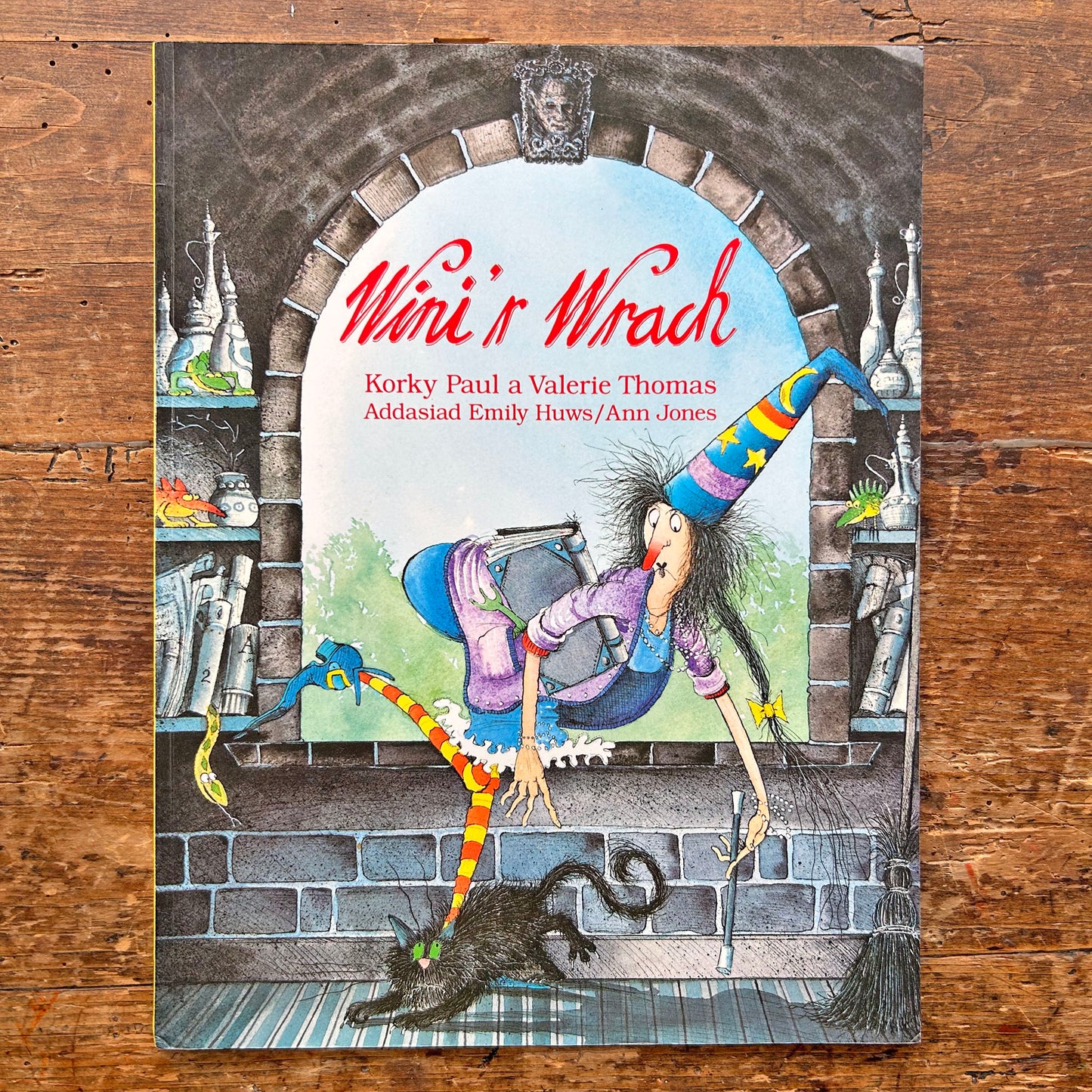 Wini'r Wrach - Korky Paul & Valerie Thomas (Preloved)