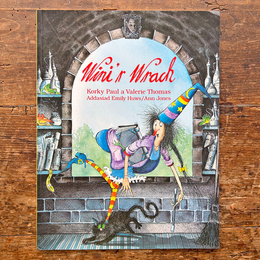Wini'r Wrach - Korky Paul & Valerie Thomas (Preloved)