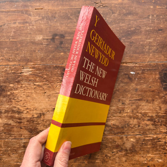 Y Geiriadur Newydd - The New Welsh Dictionary - 1986 (Preloved)