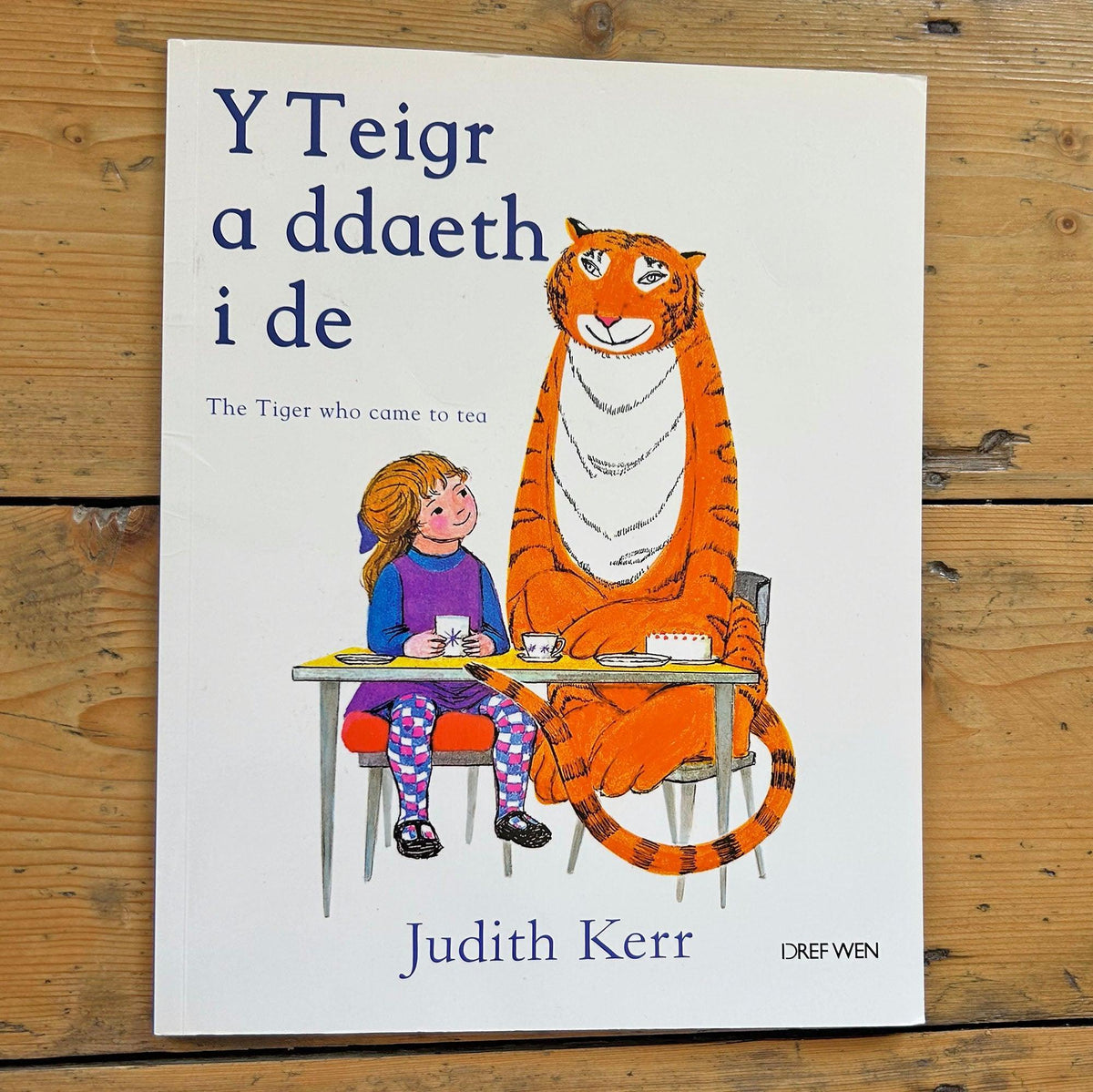 Y Teigr a Ddaeth i De - The Tiger Who Came to Tea - Welsh (Preloved)