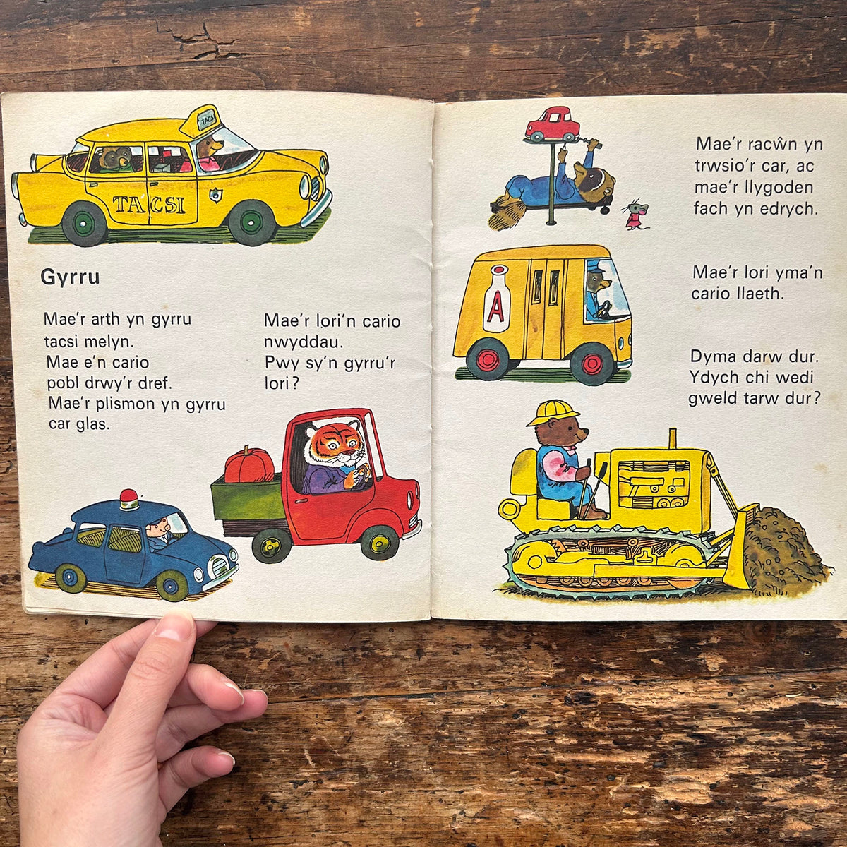Yn y Gwaith - Scarry Geiriau Cymraeg - Richard Scarry (1976) (Preloved)