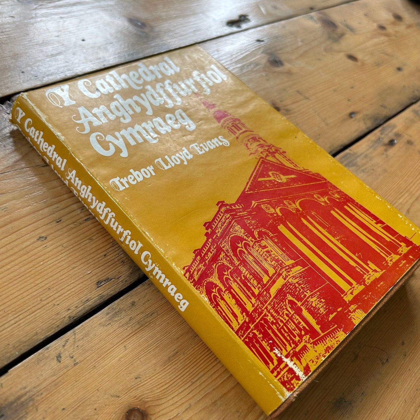 Y Cathedral Anghydffurfiol Cymraeg - Welsh Language - Vintage (Preloved)