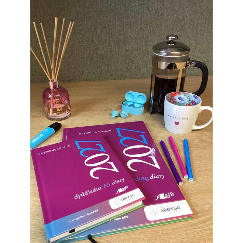 Dyddiadur Academaidd / Dyddiadur Addysg - Dwyieithog - A5 - 2025