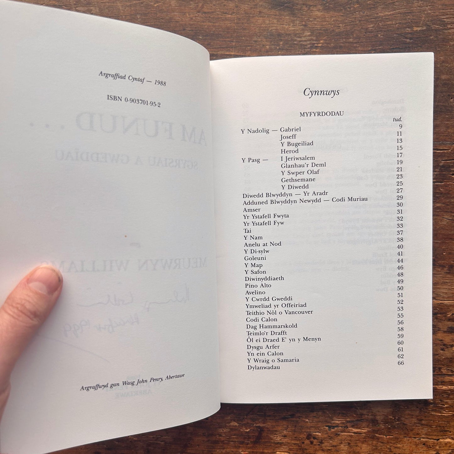 Am Funud - Sgyrsiau a Gweddiau - Meurwyn Williams - 1988 - Signed (Preloved)