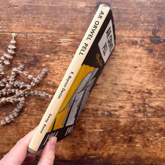 Ar Orwel Pell - 1914-1918 - E. Beynon Davies - 1965 1st edition (Preloved)