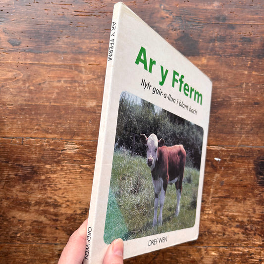 Ar y Fferm - llyfr gair-a-llun i blank bach (Preloved)