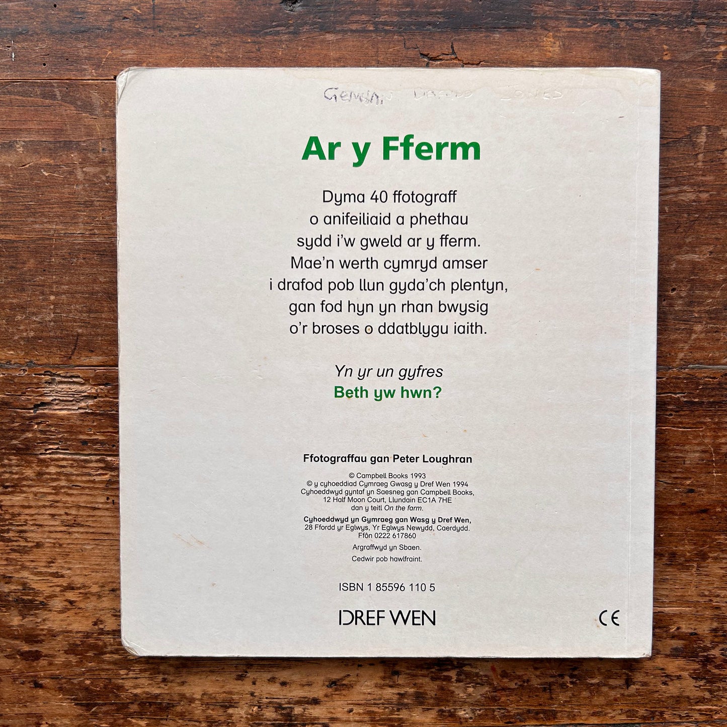 Ar y Fferm - llyfr gair-a-llun i blank bach (Preloved)