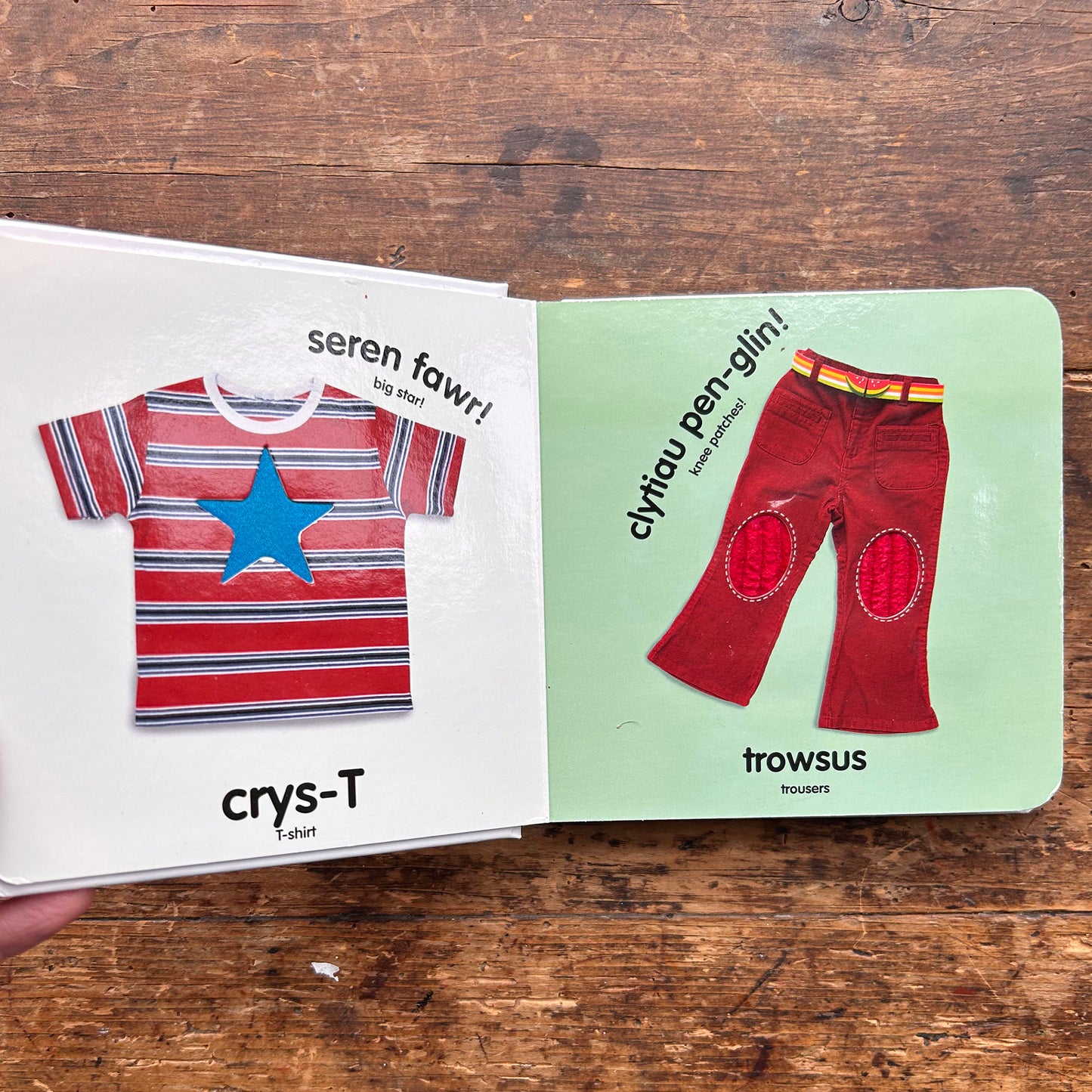 Babi Cyffwrdd a Theimlo - Amser Gwisgo / Baby Touch and Feel: Time to Dress (Preloved)