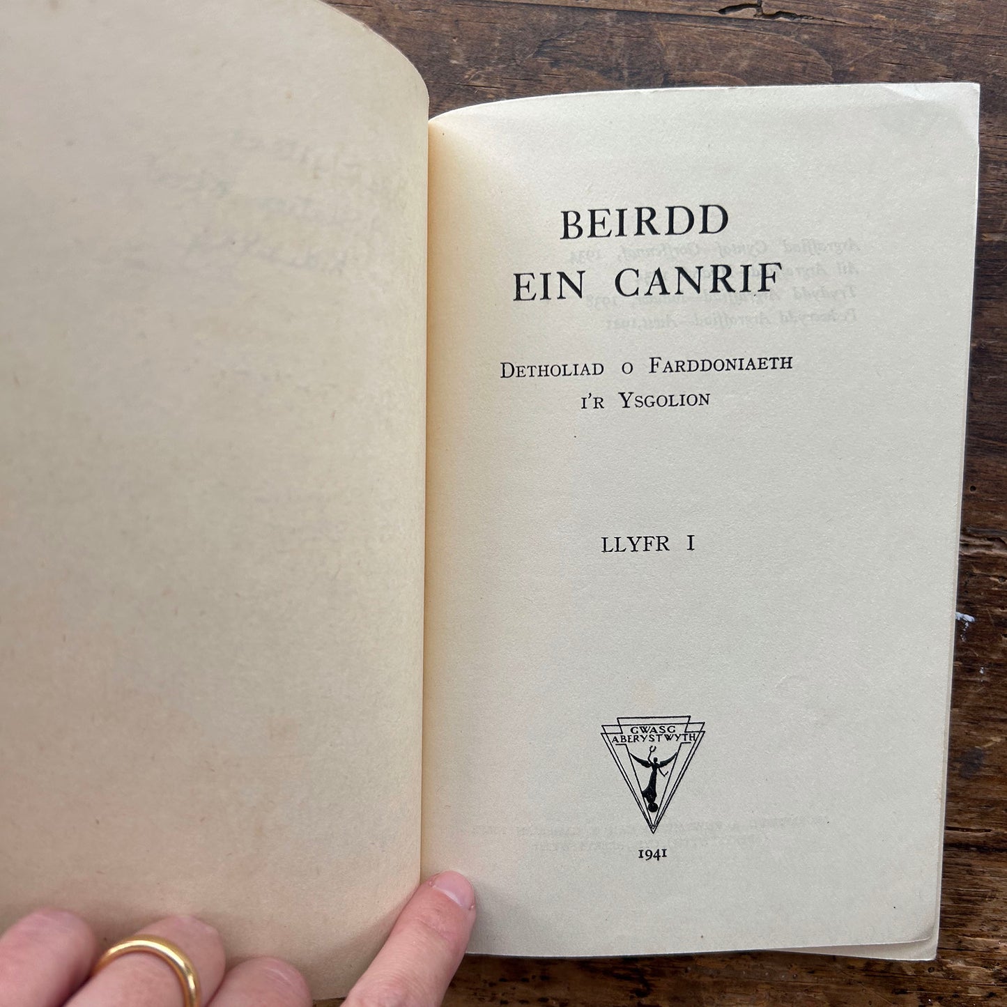 Beirdd Ein Canrif - Llyfr I - Welsh Poetry - 1941 (Preloved)