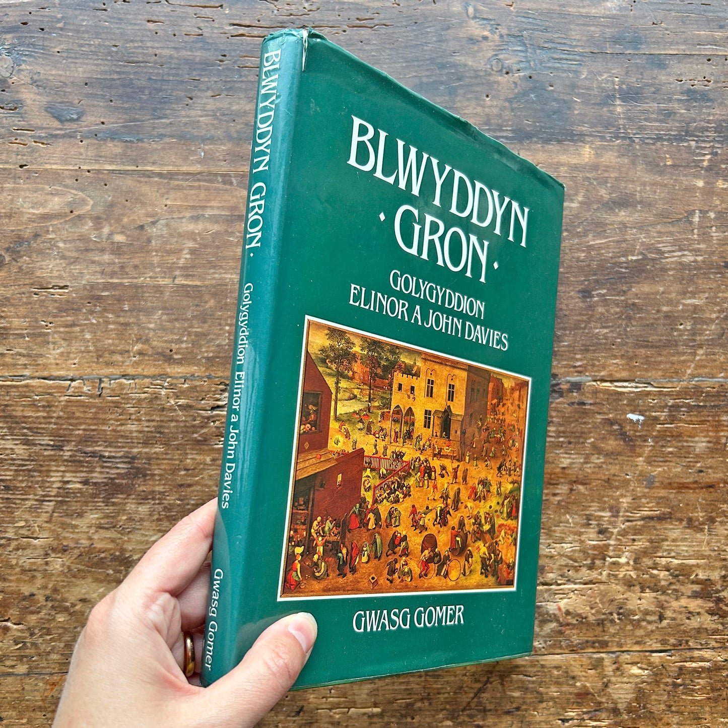 Blwyddyn Gron - Elinor & John Davies 1985 - 1st ed. (Preloved)