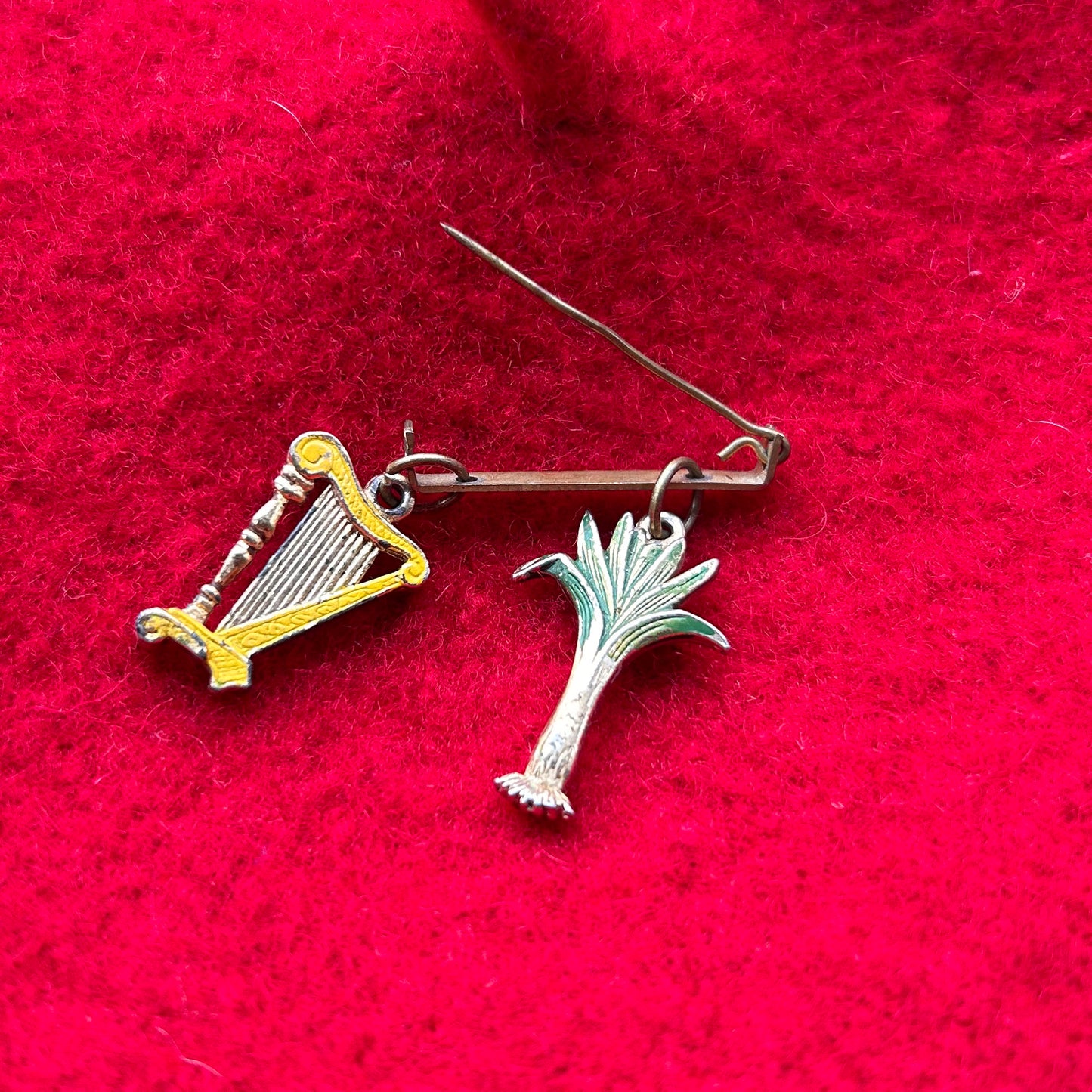 Bathodyn Pin / Broetsh - Enamel - Hen Ffasiwn - Draig Gymreig (Wedi'i Ail-law)