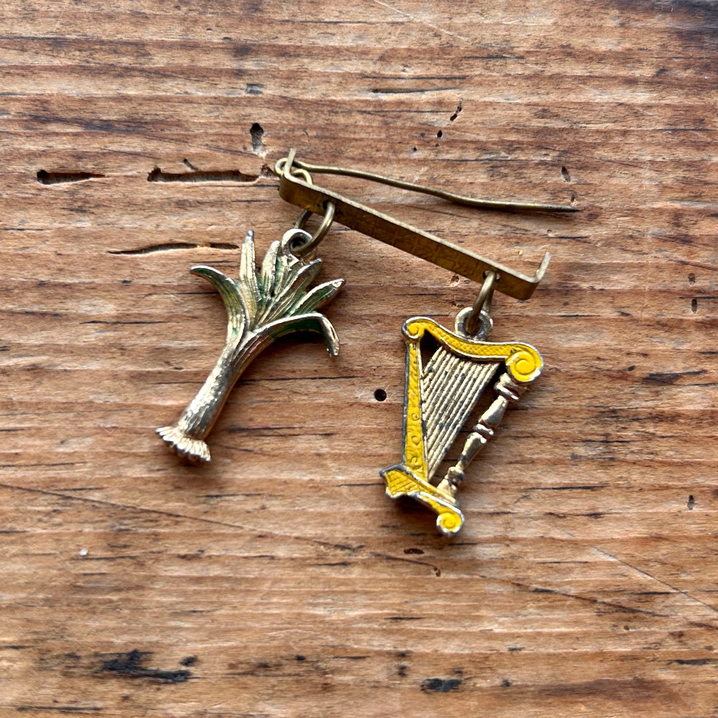 Bathodyn Pin / Broetsh - Enamel - Hen Ffasiwn - Draig Gymreig (Wedi'i Ail-law)