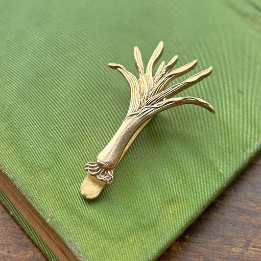 Cap / Beret Badge - Vintage Brass - Welsh Guards Leek (Preloved)