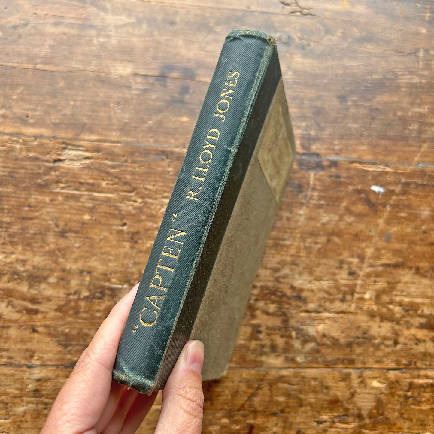 Capten - R. Lloyd Jones - 1928 (Preloved)