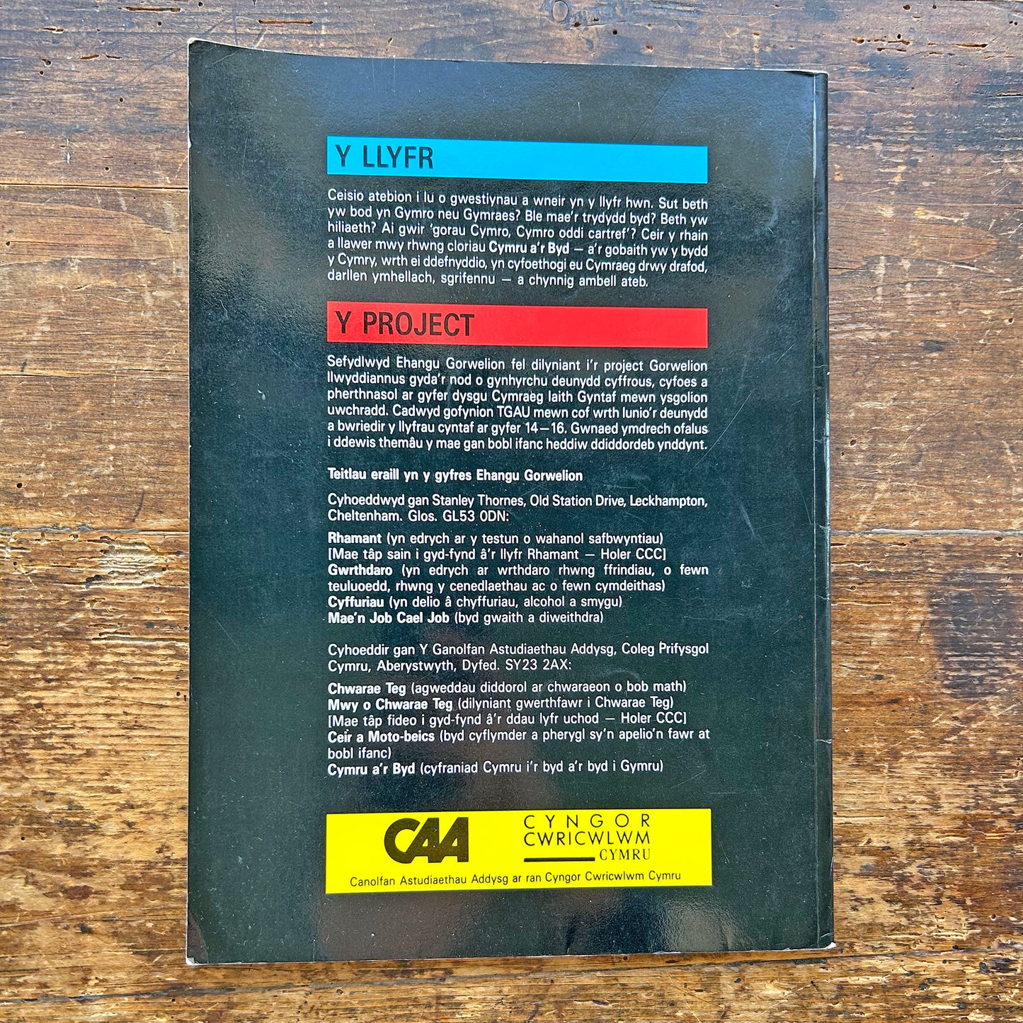 Cymru a'r Byd - Wales and The World - Vintage (Preloved)