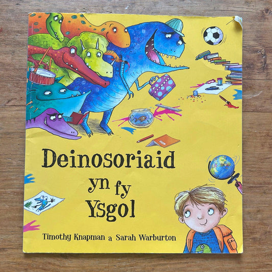 Deinosoriaid yn fy Ysgol / Dinosaurs in my School (Preloved)