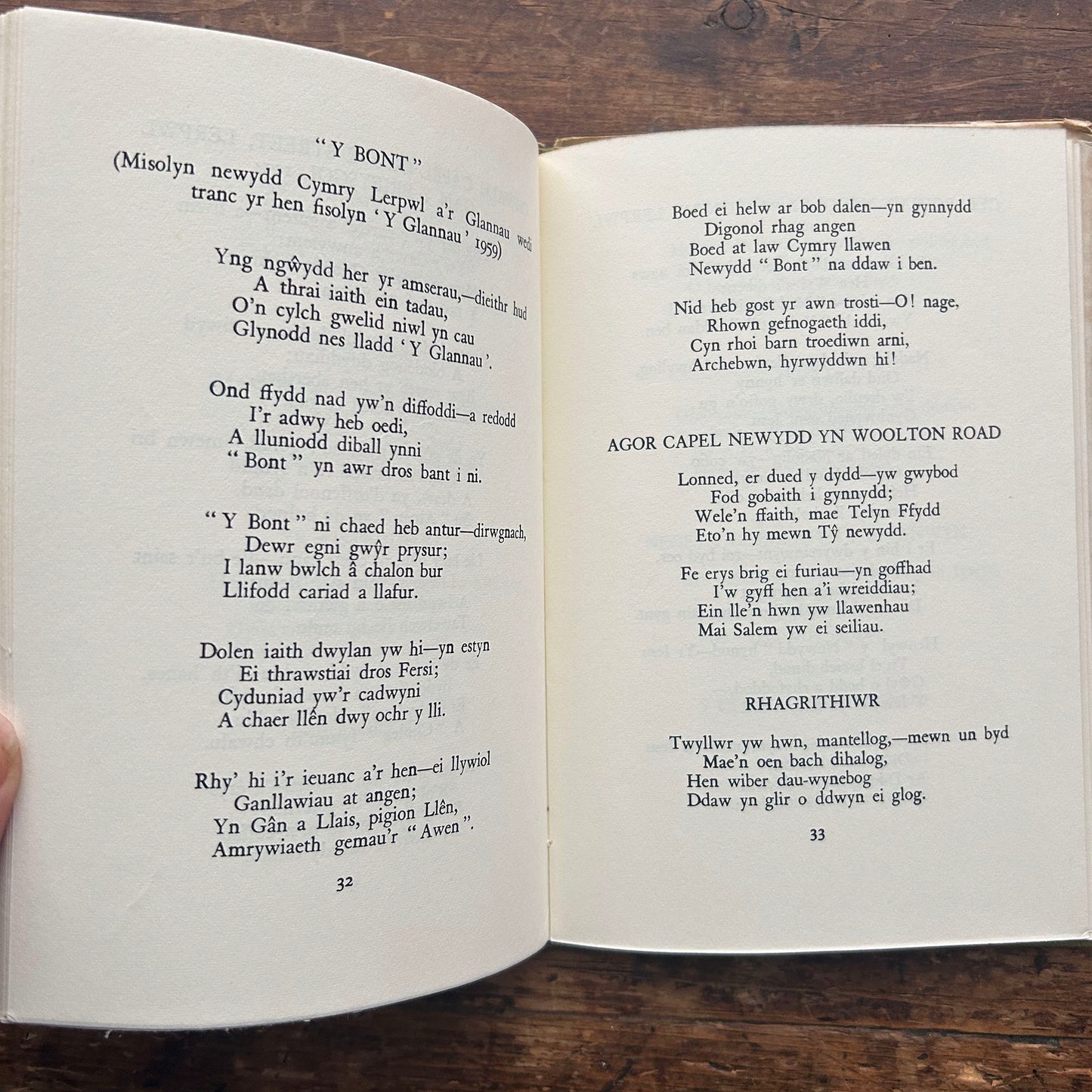 Dolanog - gydag Englynion a Cherddi Eraill - R. J. Roberts (Preloved)