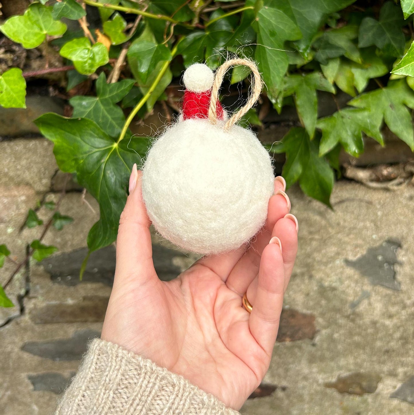 Bauble - Felted Needle Wlân - Defaid Siôn Corn Cymreig