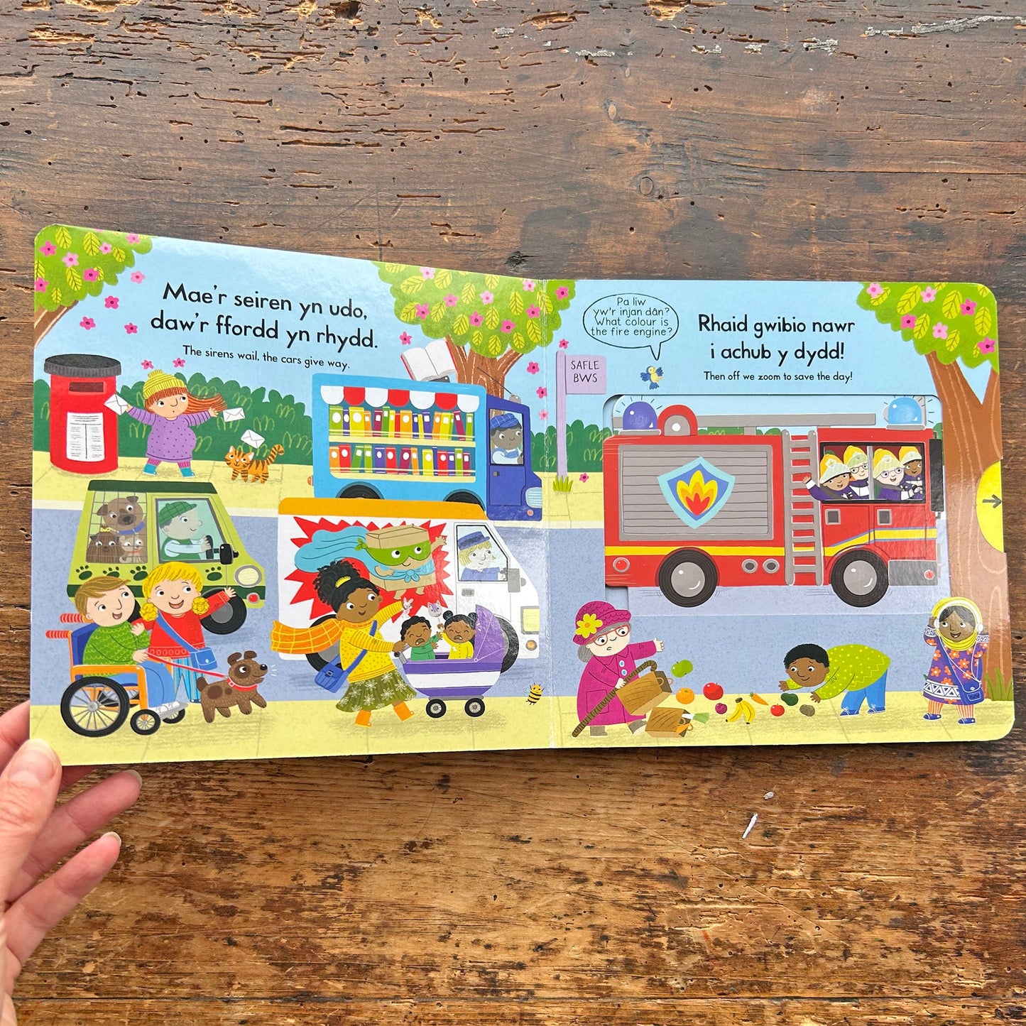 Gorsaf Dân Brysur: Busy Fire Station - Push, Pull and Turn (Preloved)