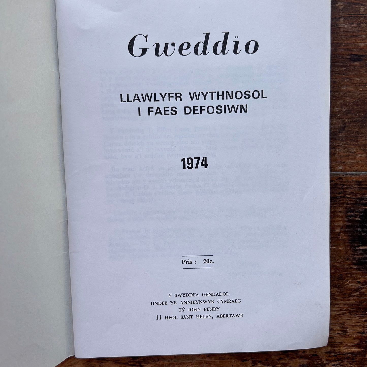Gweddio - Llawlyfr Wythnosol I Faes Defosiwn - 1974 (Preloved)