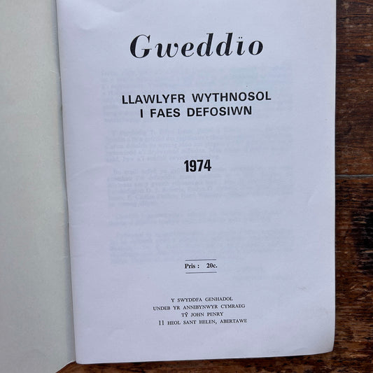 Gweddio - Llawlyfr Wythnosol I Faes Defosiwn - 1974 (Preloved)