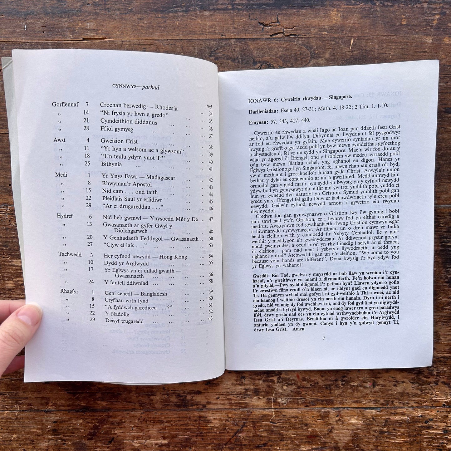 Gweddio - Llawlyfr Wythnosol I Faes Defosiwn - 1974 (Preloved)