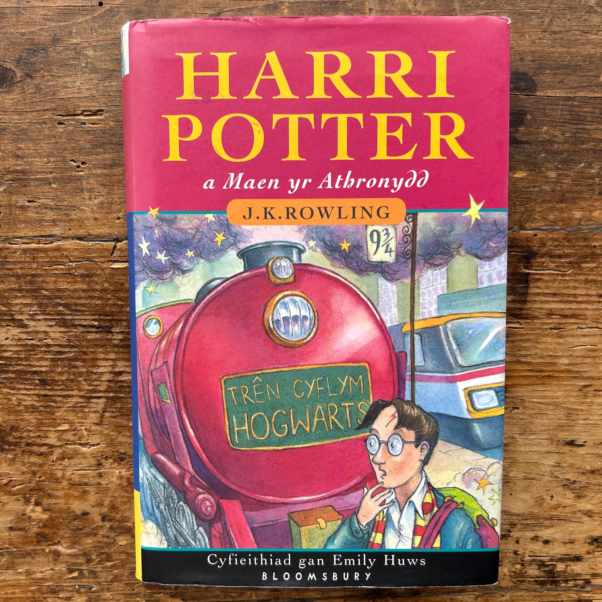 ウェールズ語　HARRI POTTER a Maen yr Abronydd Harri Potter a Maen yr Athronydd - Harry Potter and the