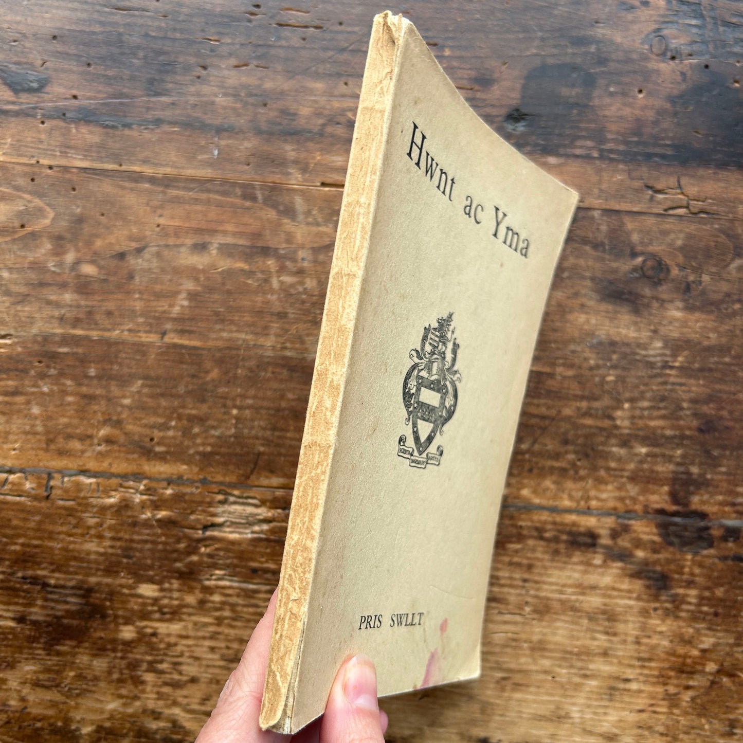 Hwnt ac Yma - Pris Swllt 1940 (Preloved)
