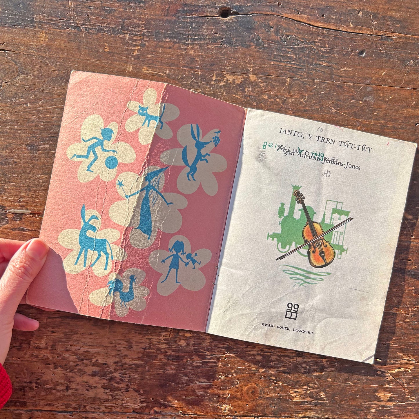 Ianto - Y Tren Twt Twt - Vintage Welsh Book (Preloved)