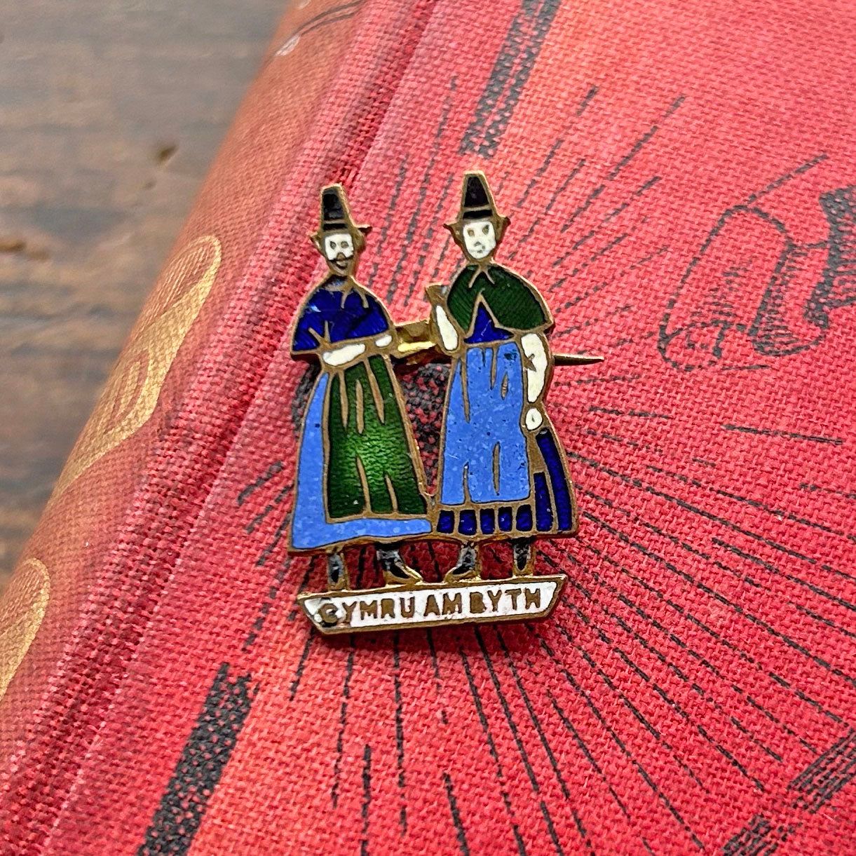 Lapel Pin Badge / Brooch - Vintage - Welsh Ladies - Cymru Am Byth (Preloved)