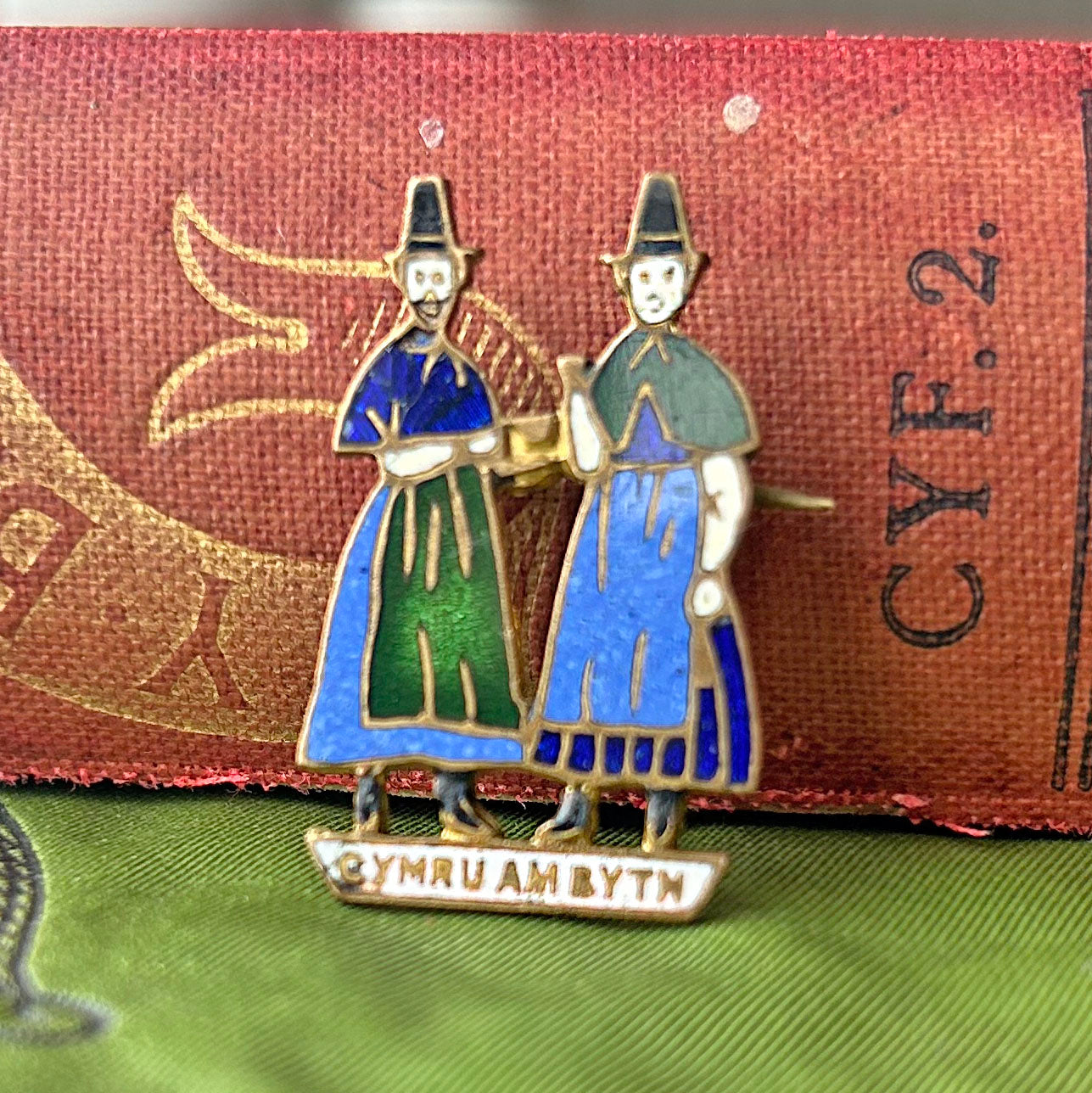 Lapel Pin Badge / Brooch - Vintage - Welsh Ladies - Cymru Am Byth (Preloved)