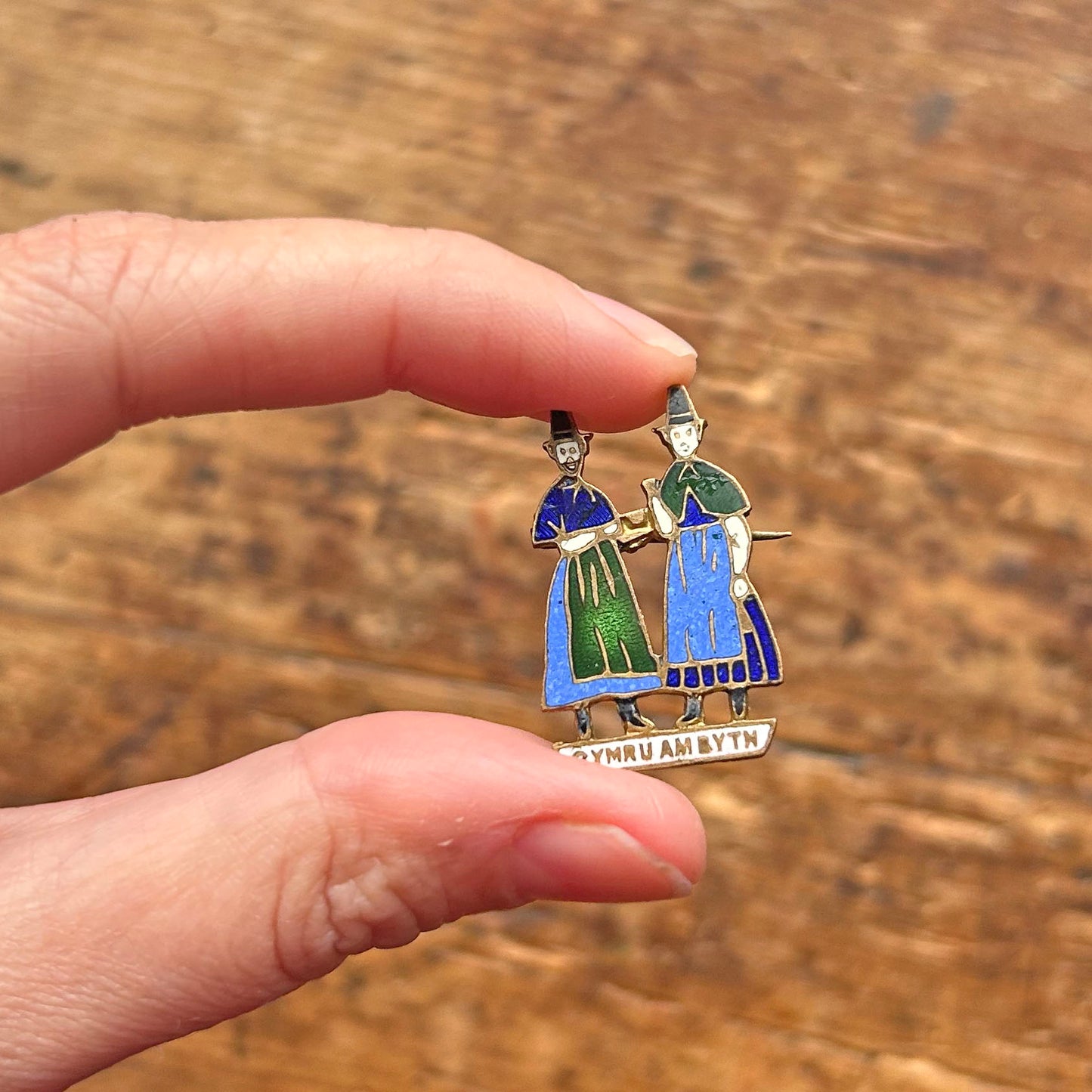 Lapel Pin Badge / Brooch - Vintage - Welsh Ladies - Cymru Am Byth (Preloved)