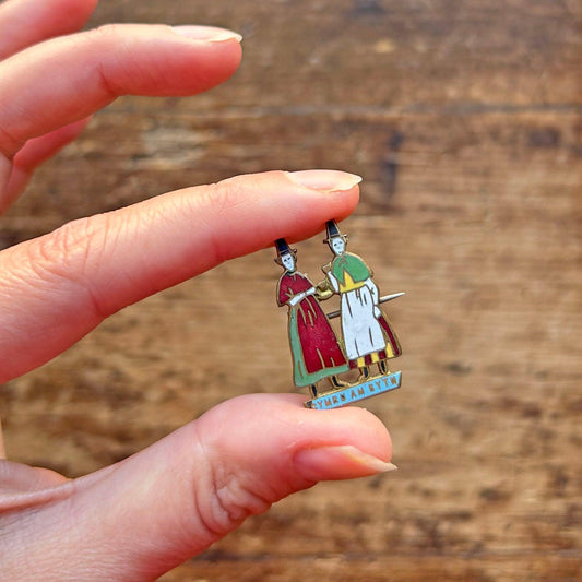 Lapel Pin Badge / Brooch - Vintage - Welsh Ladies - Cymru Am Byth (Preloved)