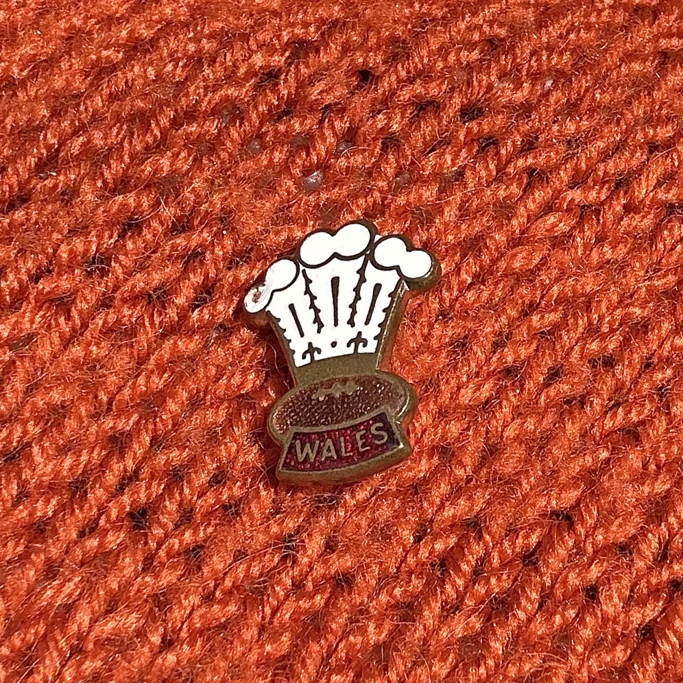 Pin Lapel / Bathodyn - Hen Ffasiwn - Rygbi Cymru (Wedi'i Ail-law)