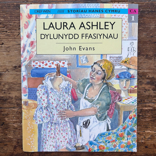 Laura Ashley - Dylunydd Ffasiynau (Preloved)