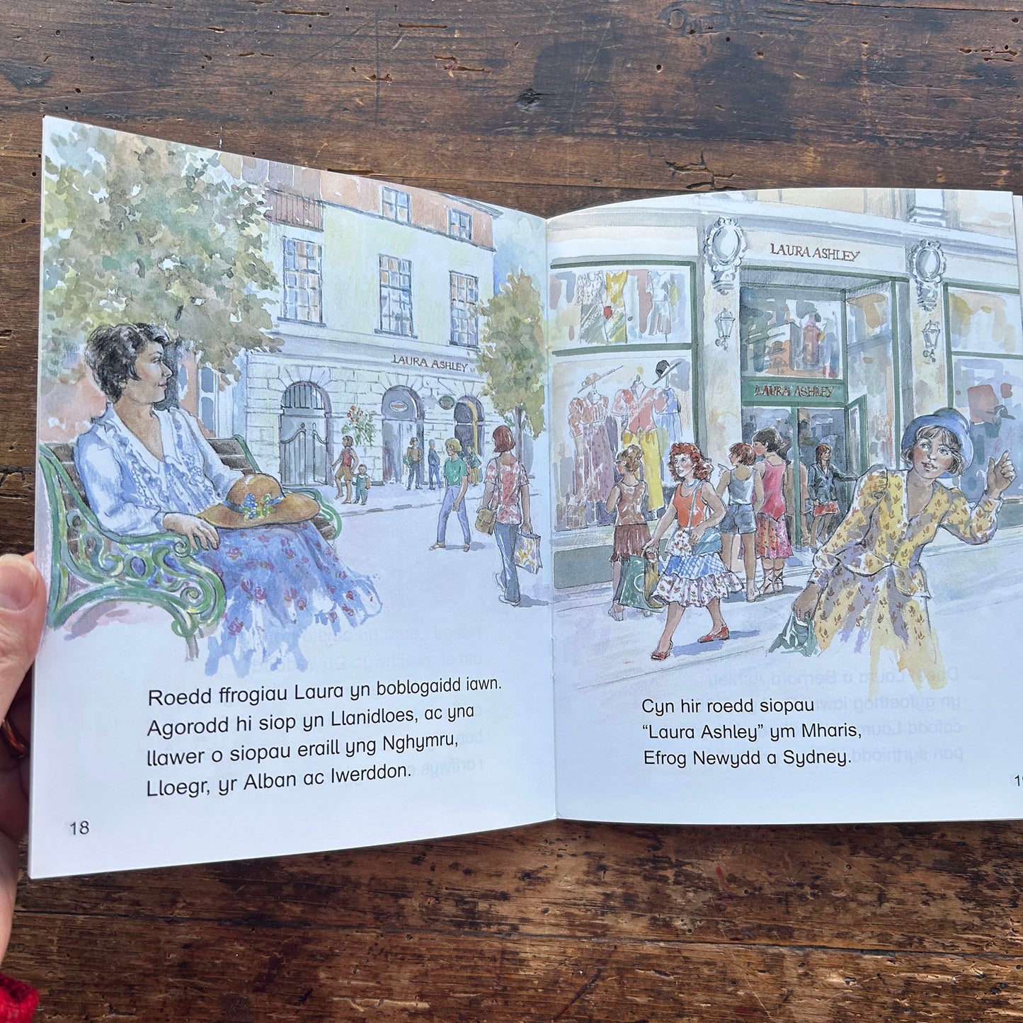 Laura Ashley - Dylunydd Ffasiynau (Preloved)