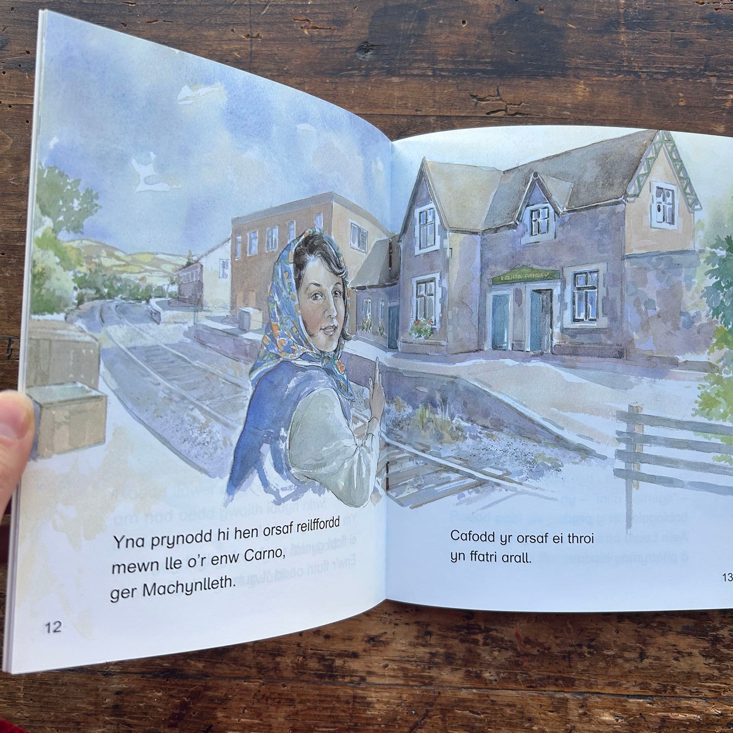 Laura Ashley - Dylunydd Ffasiynau (Preloved)