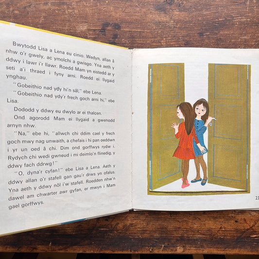 Lena a Lisa Yn y Frech Goch - Geiriau eich Plant - 1972 (Preloved)